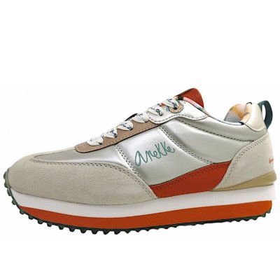 Anekke Schnürer in beige orange