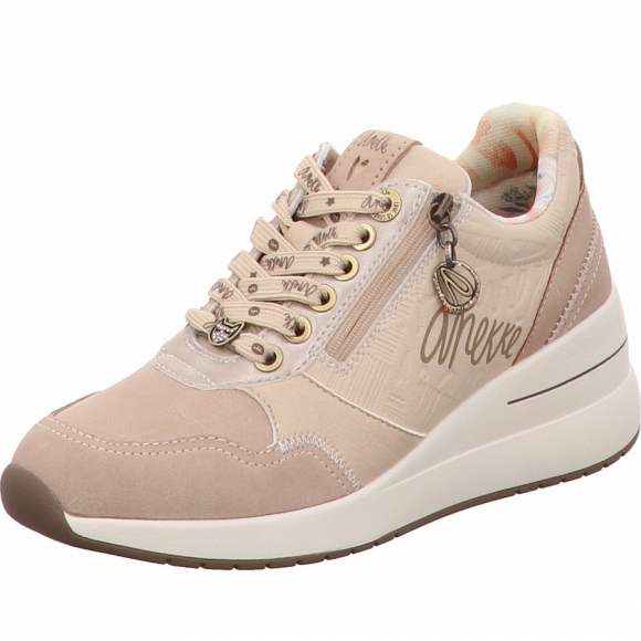 Anekke Schnürer in beige kombi.