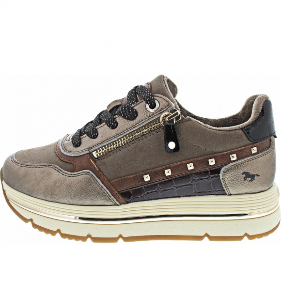 Mustang Sneaker in mud
