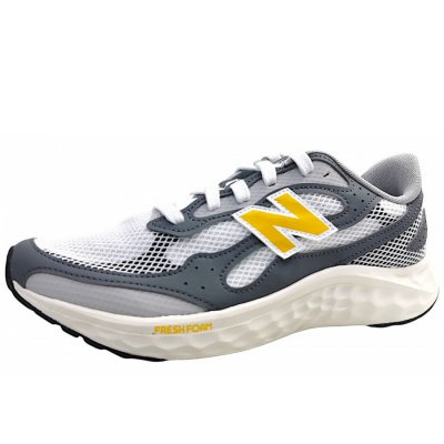 New Balance Arisha Laufschuh in reflection