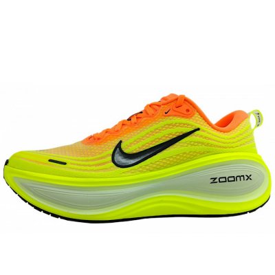 Nike Vomero Plus Sportschuh in Bright Mango/Volt/Barely