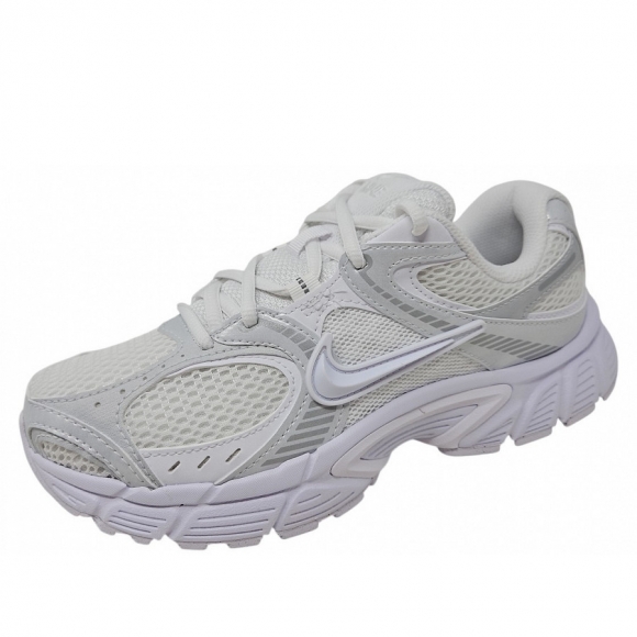 Nike V5 RNR Sneaker in white metallic silver