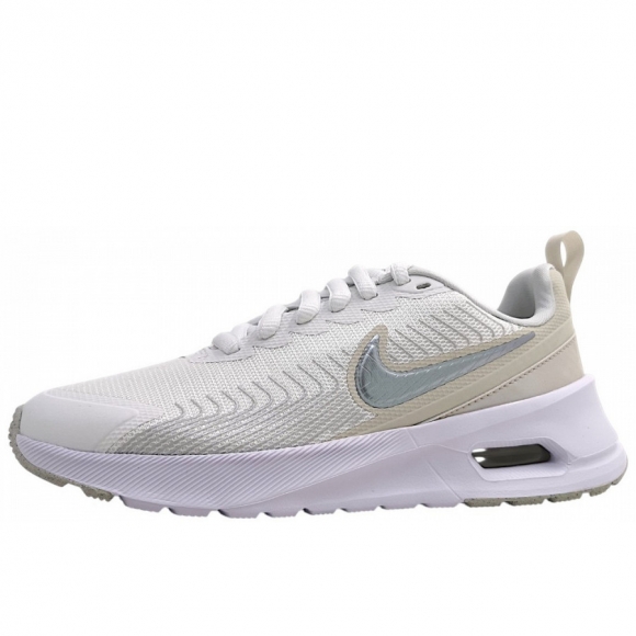 Nike Nuaxis sportlicher Schnürer in summit white/silver 100