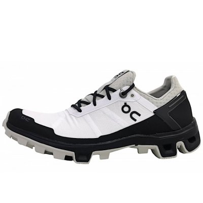 On Cloudventure Laufschuh in white/black On Cloudventure Laufschuh in white/black