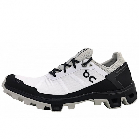 On Cloudventure Laufschuh in white/black