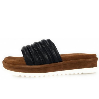 Queens Pantolette in Black Queens Pantolette in Black